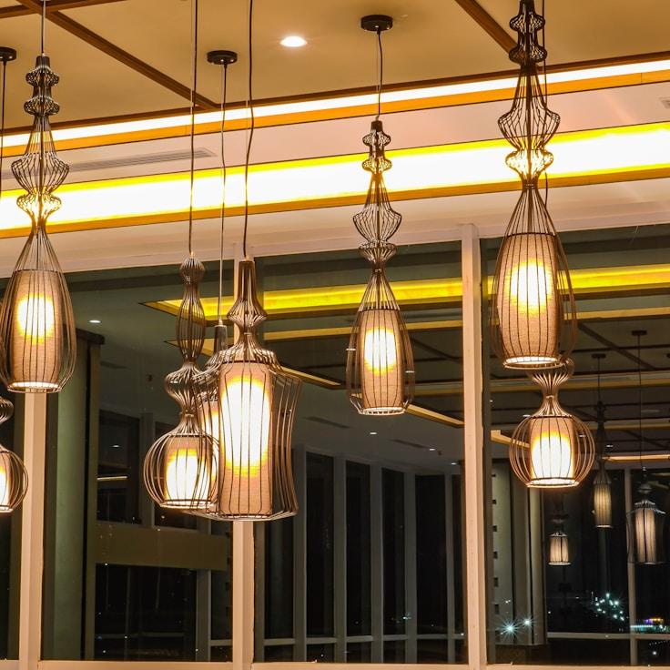 Casual restaurant with booth seating